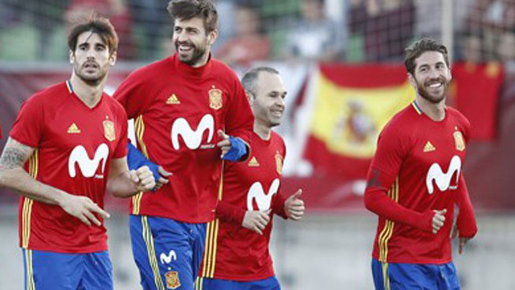 Bromas, risas y buen rollo en el reencuentro de Ramos y Piqué con la Selección