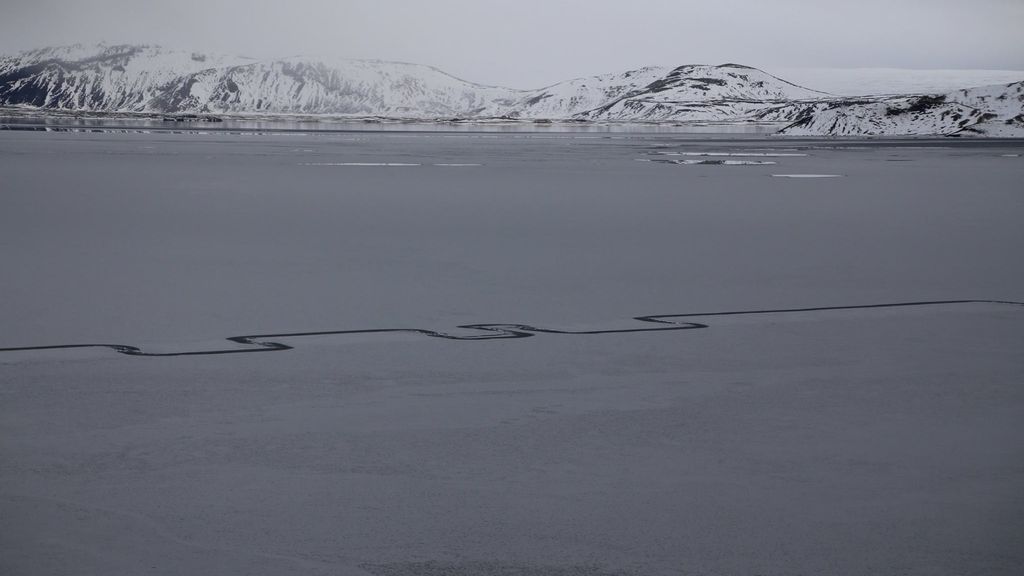 Misteriosas líneas surcan las heladas aguas de un lago en Islandia
