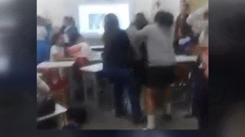 Salvaje pelea entre alumnos en plena clase