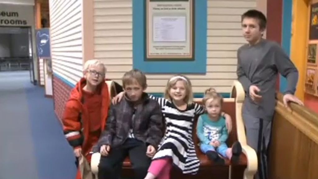 Cinco hermanos huérfanos conmueven en su petición viral para encontrar "una familia feliz"