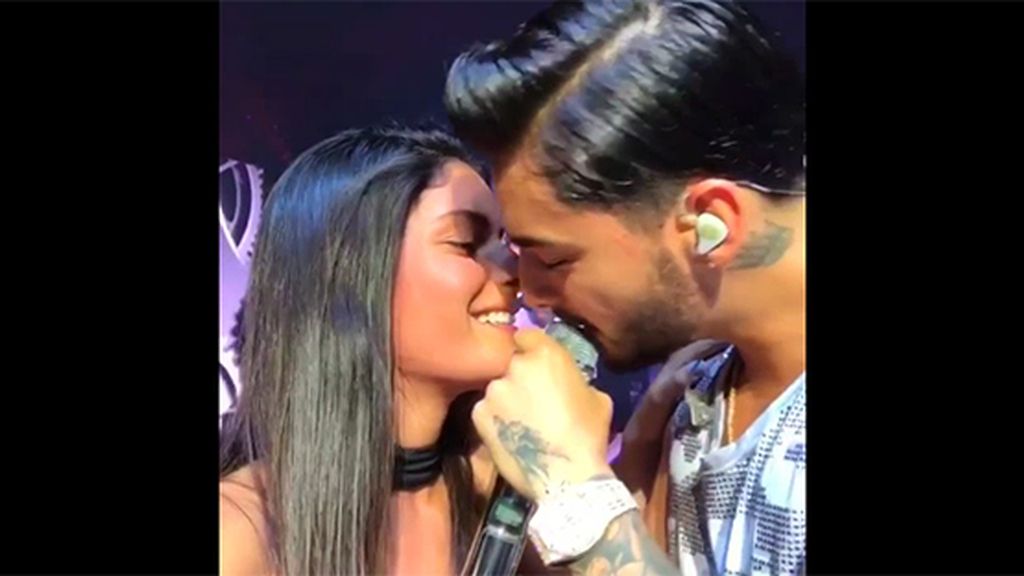 Maluma sorprende a una fan con un apasionado beso en pleno concierto