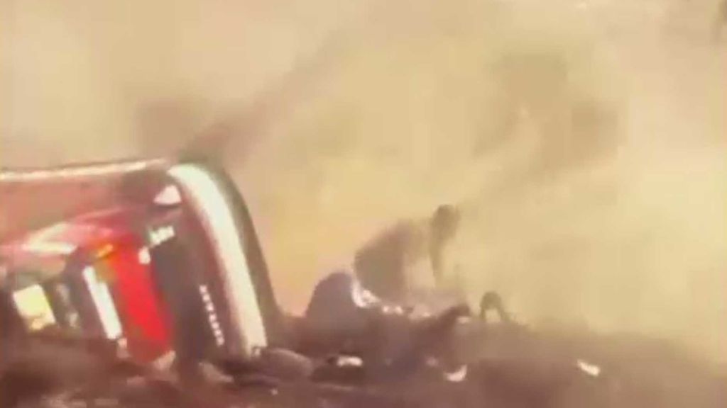 El conductor de un camión, a punto de morir arrastrado por un río de barro y lodo en Perú