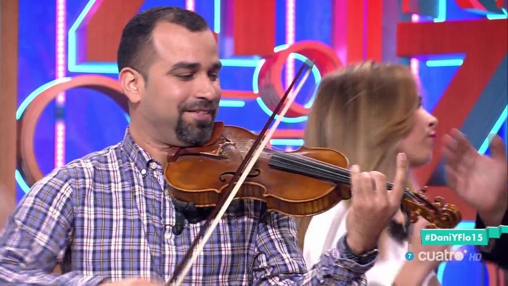 El violinista viral del Despacito nos pone a todos a bailar en 'Dani&Flo' 🎻