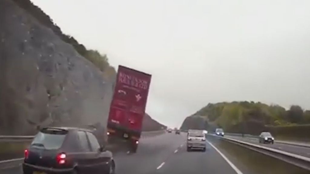 Impactante vídeo en el que un camión arrolla a un coche en una autopista