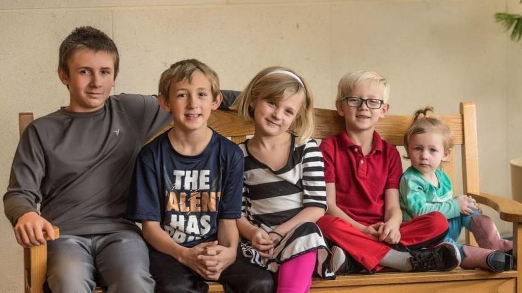 Cinco hermanos que querían ser adoptados juntos eligen entre 1.300 familias Cinco hermanos que querían ser adoptados juntos eligen entre 1.300 familias