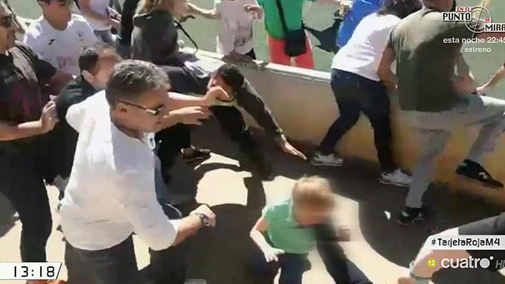 Monumental pelea de unos padres durante el partido de fútbol de sus hijos