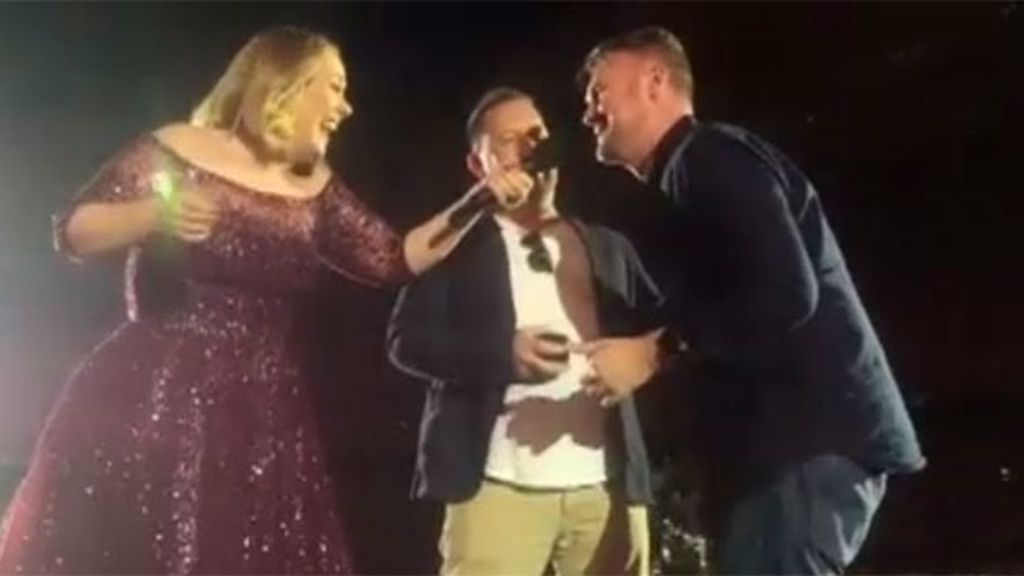 Adele, cómplice de una pedida de mano en su concierto en Melbourne