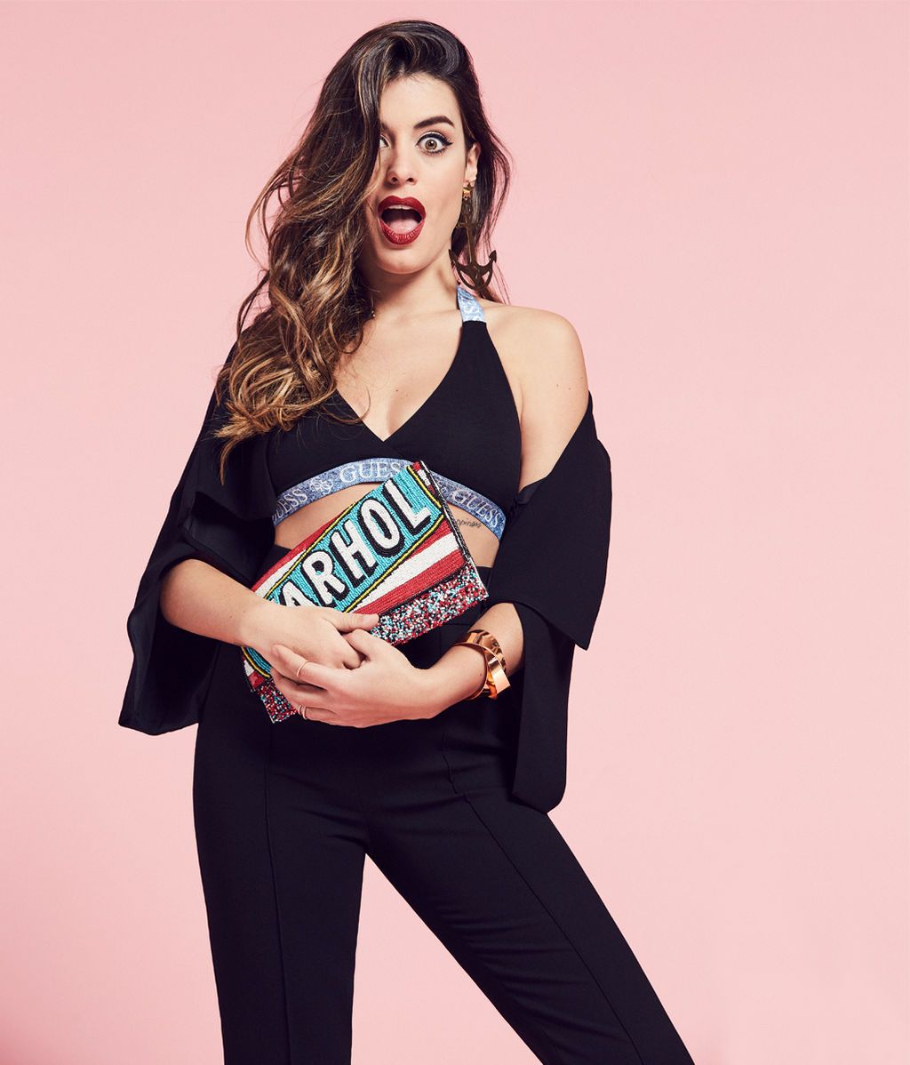 Hombros al aires, bien de eyeline y labio rojo: Dulceida 100%