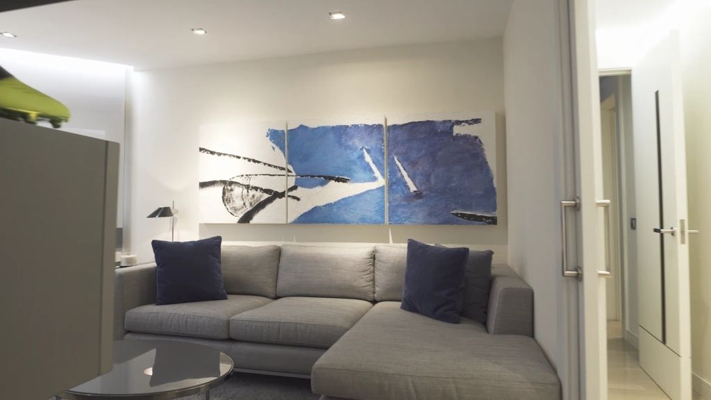 De paredes blancas tenía que ser la casa de uno de los futbolistas estrellas del Real Madrid. Míchel ha abierto las puertas de su casa a 'Mi casa es la tuya' para reunir a su 'Quinta del Buitre'