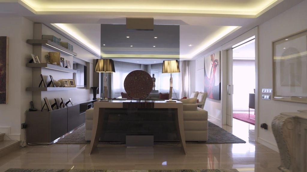 De paredes blancas tenía que ser la casa de uno de los futbolistas estrellas del Real Madrid. Míchel ha abierto las puertas de su casa a 'Mi casa es la tuya' para reunir a su 'Quinta del Buitre'