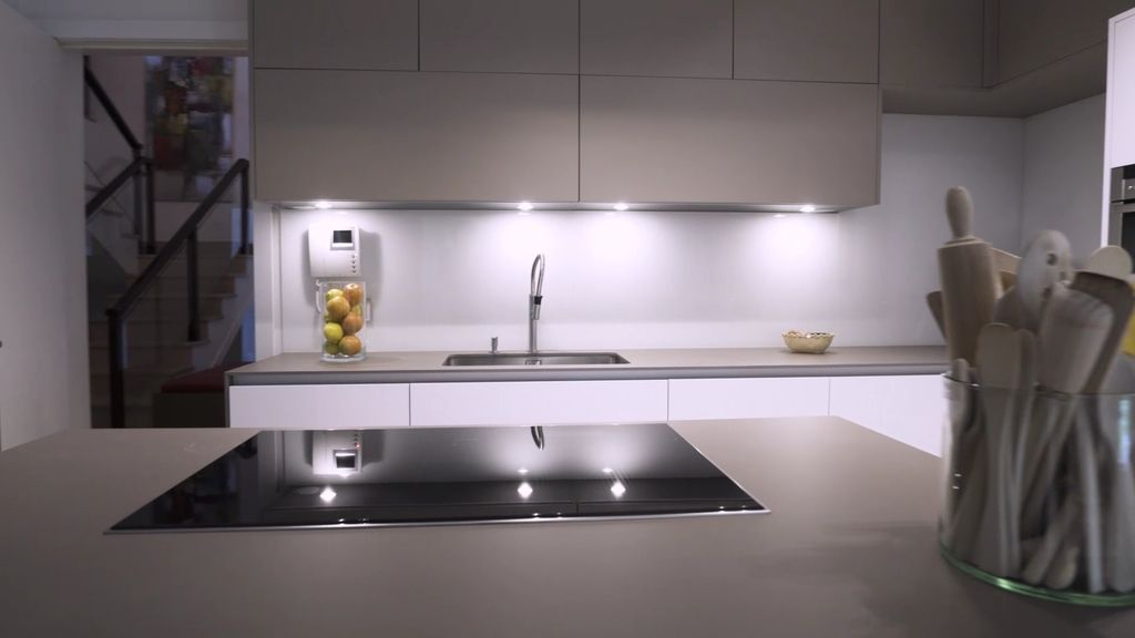 De paredes blancas tenía que ser la casa de uno de los futbolistas estrellas del Real Madrid. Míchel ha abierto las puertas de su casa a 'Mi casa es la tuya' para reunir a su 'Quinta del Buitre'