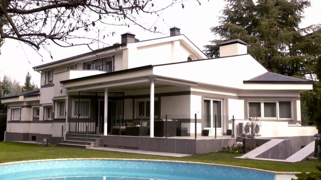 De paredes blancas tenía que ser la casa de uno de los futbolistas estrellas del Real Madrid. Míchel ha abierto las puertas de su casa a 'Mi casa es la tuya' para reunir a su 'Quinta del Buitre'