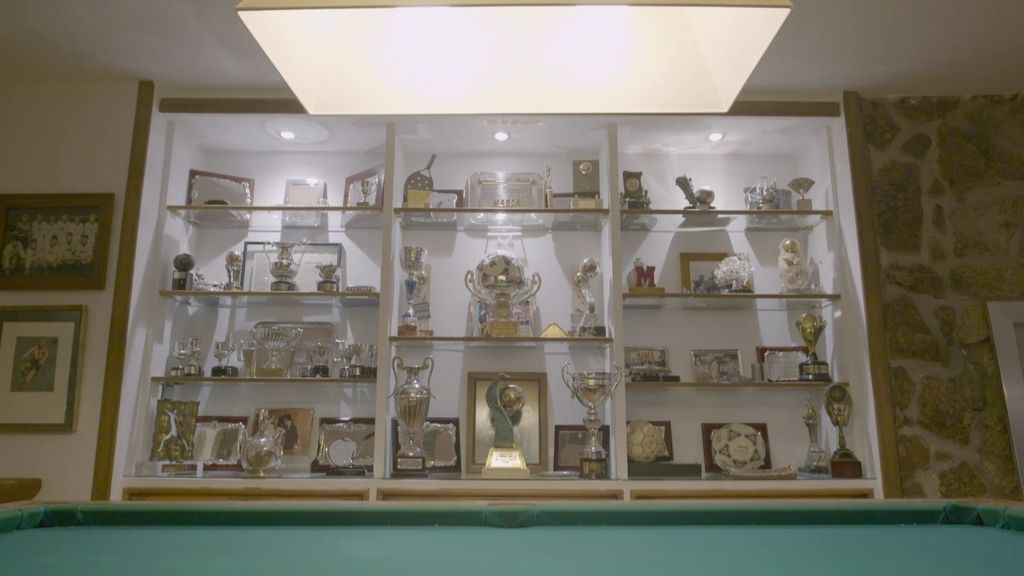 De paredes blancas tenía que ser la casa de uno de los futbolistas estrellas del Real Madrid. Míchel ha abierto las puertas de su casa a 'Mi casa es la tuya' para reunir a su 'Quinta del Buitre'