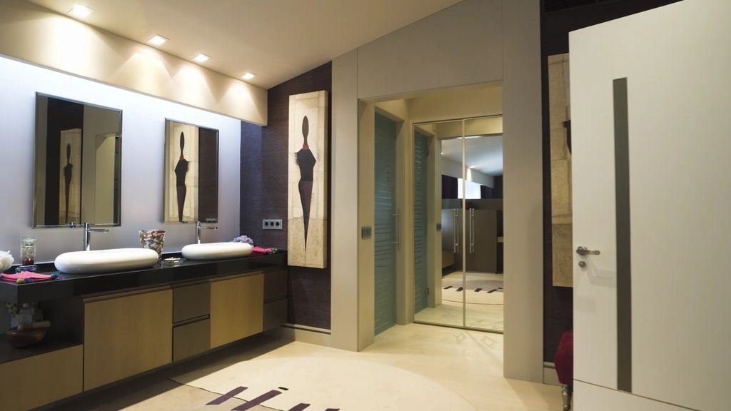 De paredes blancas tenía que ser la casa de uno de los futbolistas estrellas del Real Madrid. Míchel ha abierto las puertas de su casa a 'Mi casa es la tuya' para reunir a su 'Quinta del Buitre'