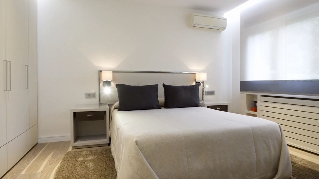 De paredes blancas tenía que ser la casa de uno de los futbolistas estrellas del Real Madrid. Míchel ha abierto las puertas de su casa a 'Mi casa es la tuya' para reunir a su 'Quinta del Buitre'