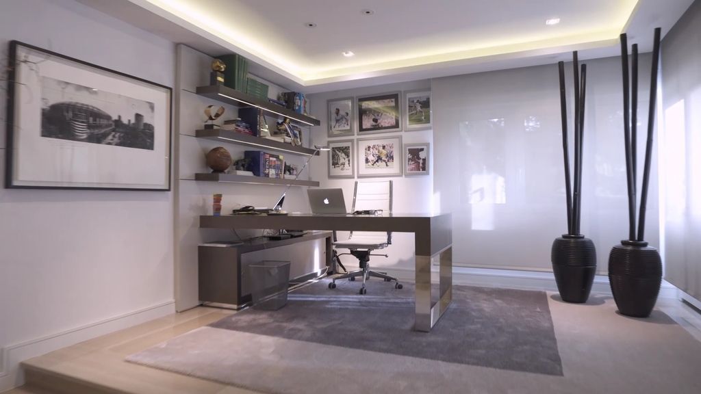 De paredes blancas tenía que ser la casa de uno de los futbolistas estrellas del Real Madrid. Míchel ha abierto las puertas de su casa a 'Mi casa es la tuya' para reunir a su 'Quinta del Buitre'