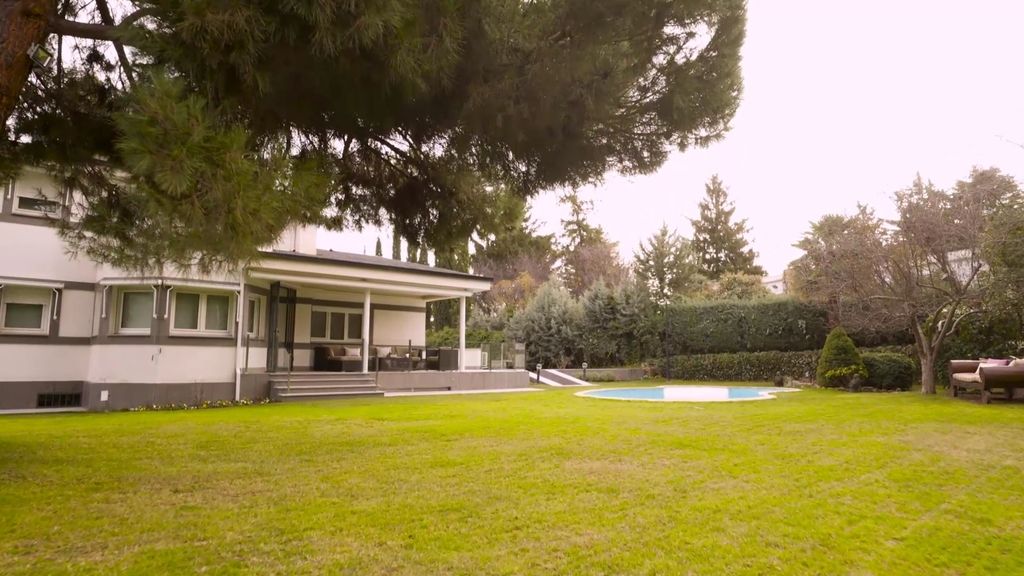 De paredes blancas tenía que ser la casa de uno de los futbolistas estrellas del Real Madrid. Míchel ha abierto las puertas de su casa a 'Mi casa es la tuya' para reunir a su 'Quinta del Buitre'