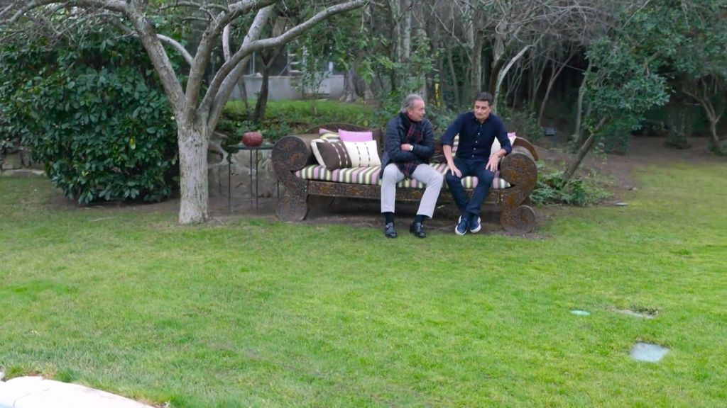 De paredes blancas tenía que ser la casa de uno de los futbolistas estrellas del Real Madrid. Míchel ha abierto las puertas de su casa a 'Mi casa es la tuya' para reunir a su 'Quinta del Buitre'