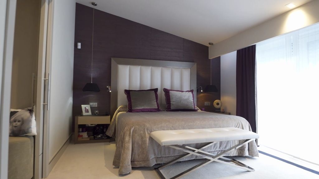 De paredes blancas tenía que ser la casa de uno de los futbolistas estrellas del Real Madrid. Míchel ha abierto las puertas de su casa a 'Mi casa es la tuya' para reunir a su 'Quinta del Buitre'