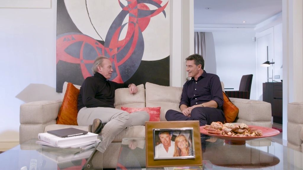 De paredes blancas tenía que ser la casa de uno de los futbolistas estrellas del Real Madrid. Míchel ha abierto las puertas de su casa a 'Mi casa es la tuya' para reunir a su 'Quinta del Buitre'