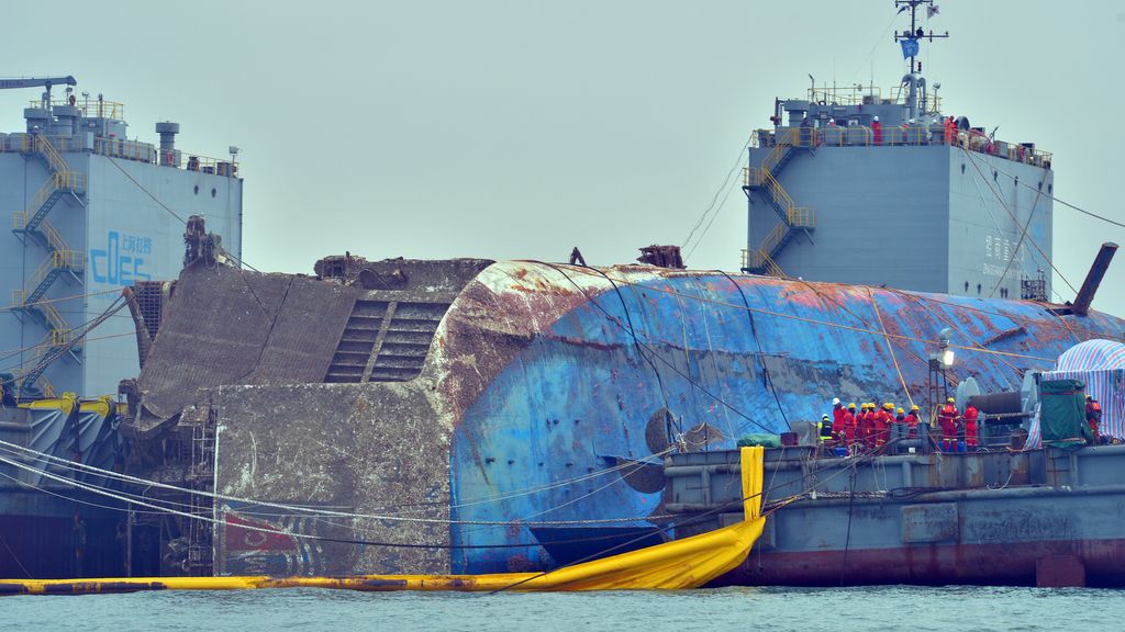 Reflotan el ferry Sewol en el que murieron 304 personas al naufragar en 2014