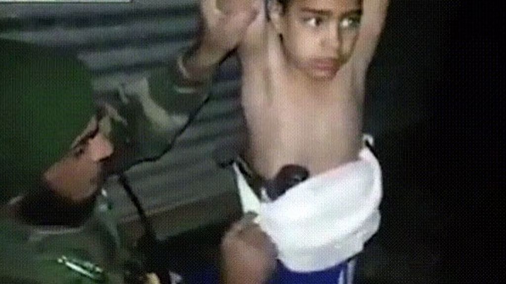 Este niño ocultaba un cinturón de explosivos bajo la equipación del Chelsea