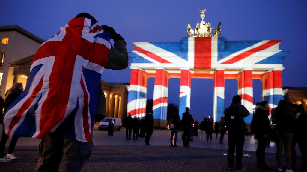 La bandera británica ilumina la Puerta de Brandenburgo de Berlín