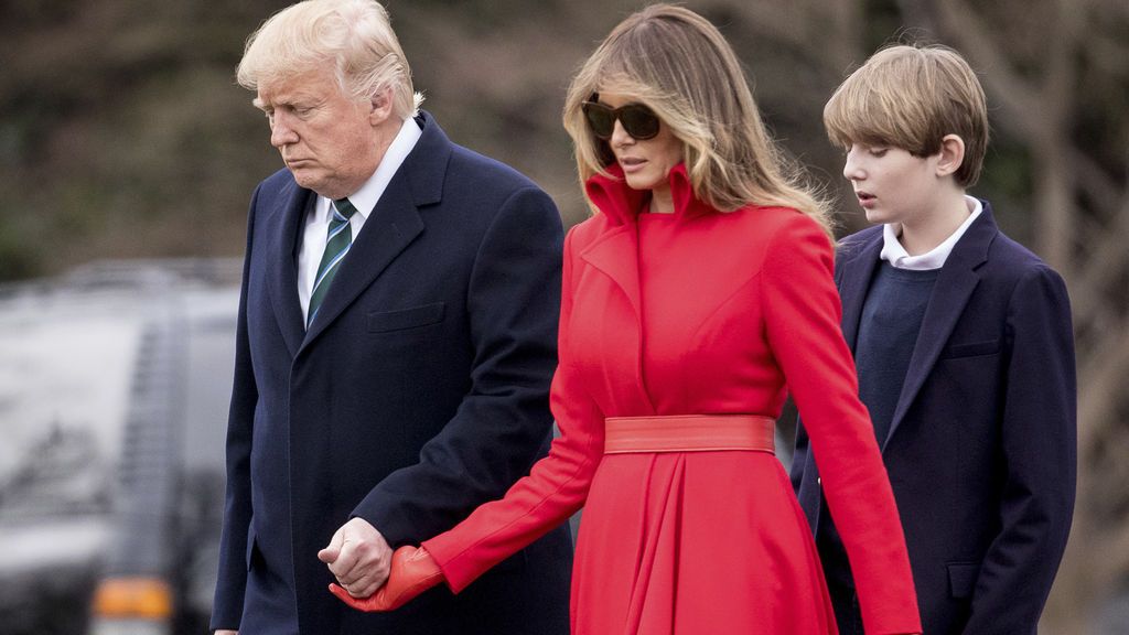 Melania y Donald agarrados de la mano