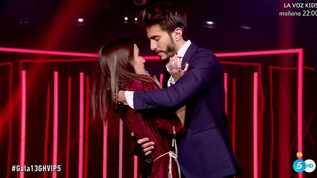 Aylén se deja llevar por la efusión y lo enseña todo