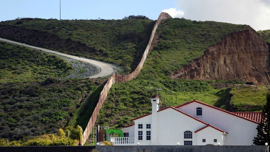 La valla fronteriza que separa México y Estados Unidos