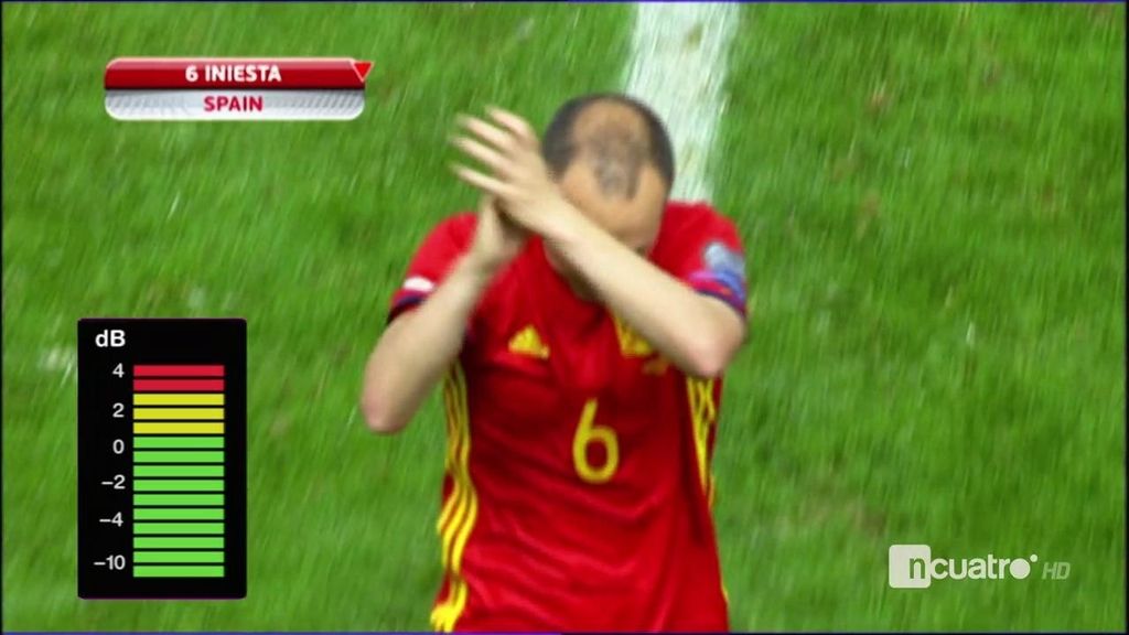 ¡El estadio en pie! La tremenda ovación de El Molinón a Iniesta