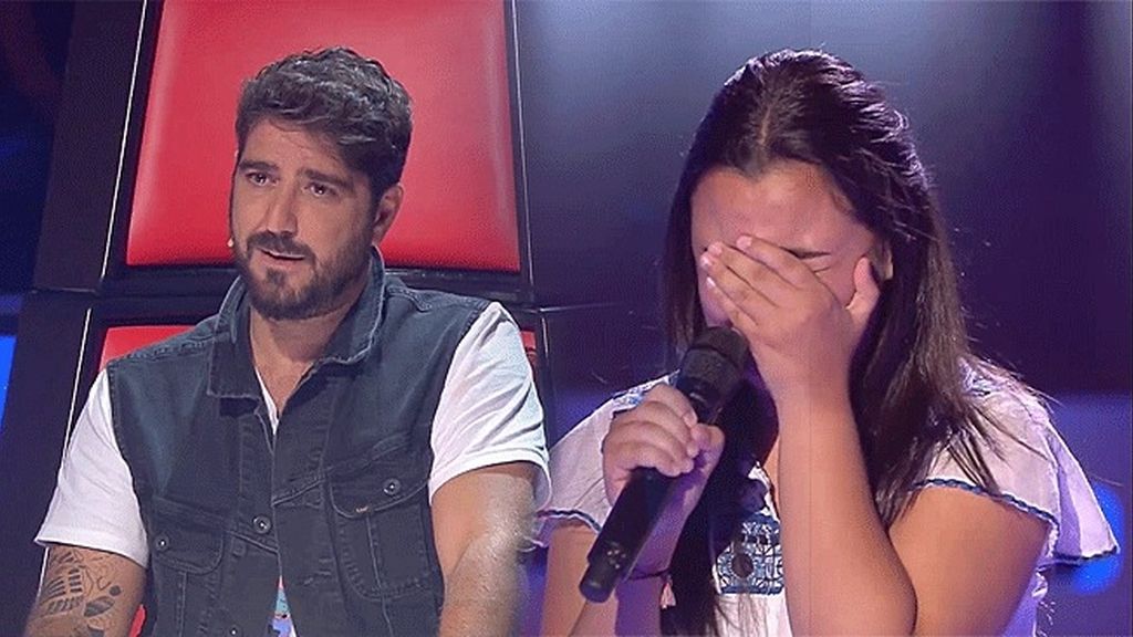 Rocío rompe a llorar al ver que Orozco se gira, hace pleno y no puede seguir cantando