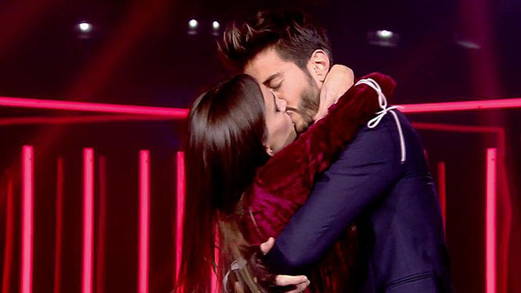 Aylén se deja llevar por la efusión y lo enseña todo