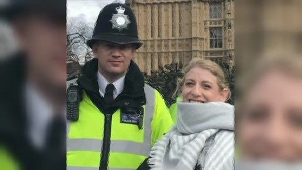 Una foto minutos antes de ser asesinado en el exterior del parlamento británico