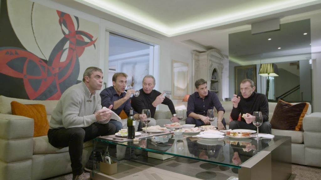 De paredes blancas tenía que ser la casa de uno de los futbolistas estrellas del Real Madrid. Míchel ha abierto las puertas de su casa a 'Mi casa es la tuya' para reunir a su 'Quinta del Buitre'