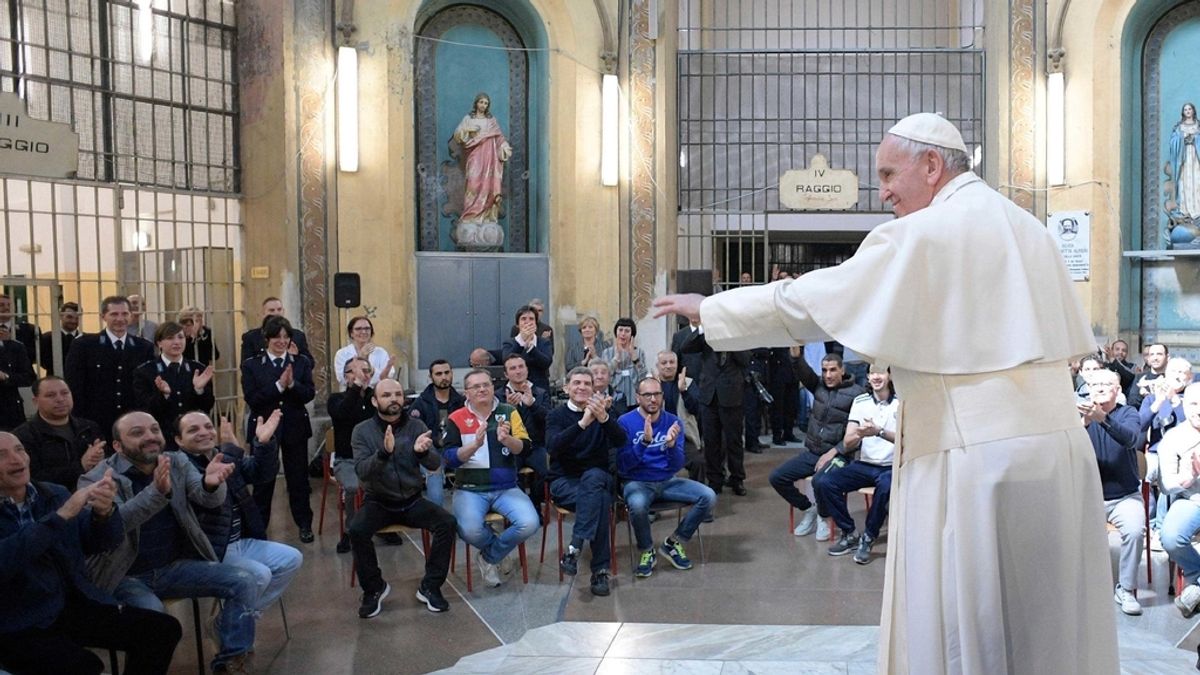 El Papa visitando una zona periférica de Milán (norte de Italia)