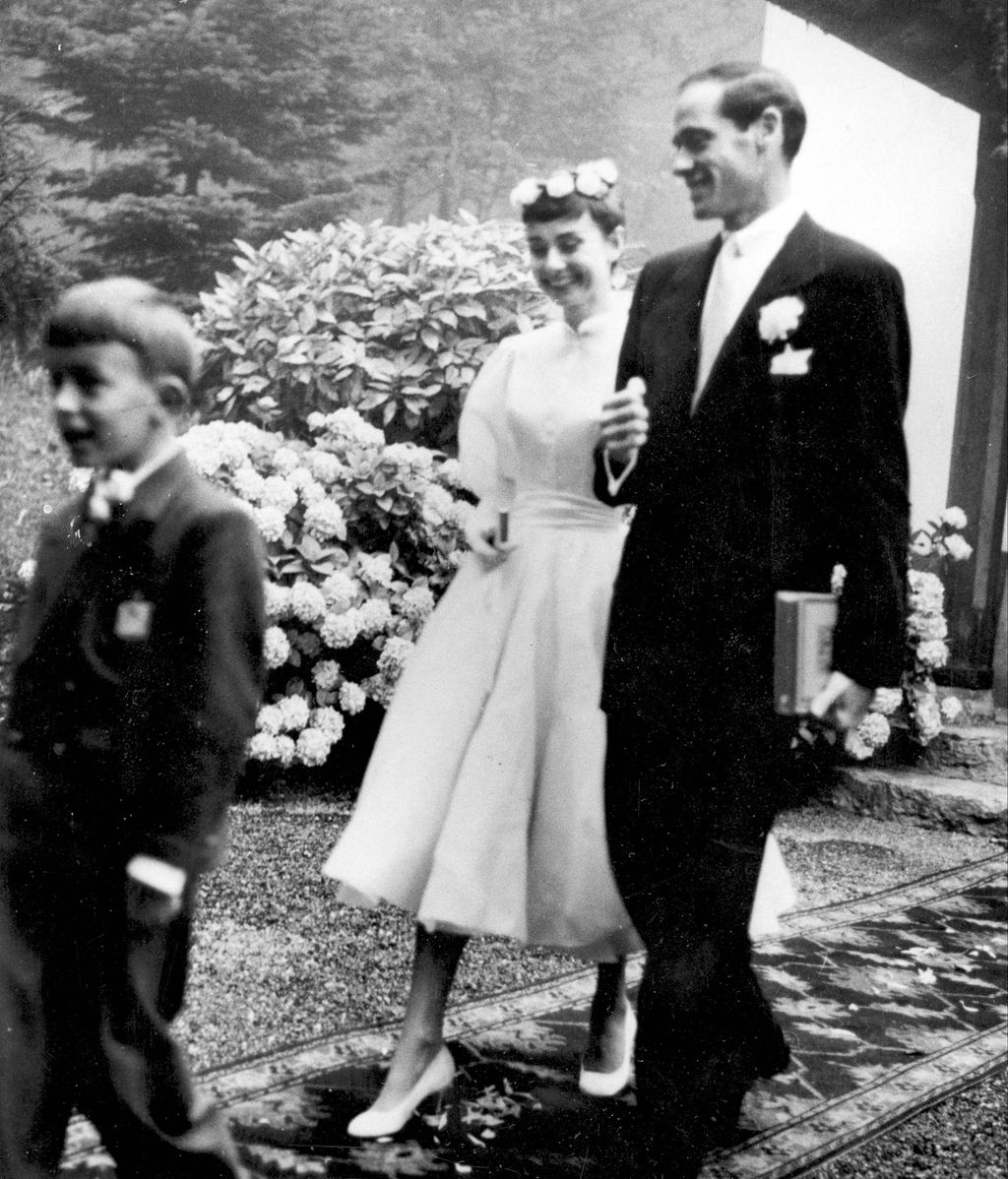 Audrey Hepburn en su boda con corona de flores