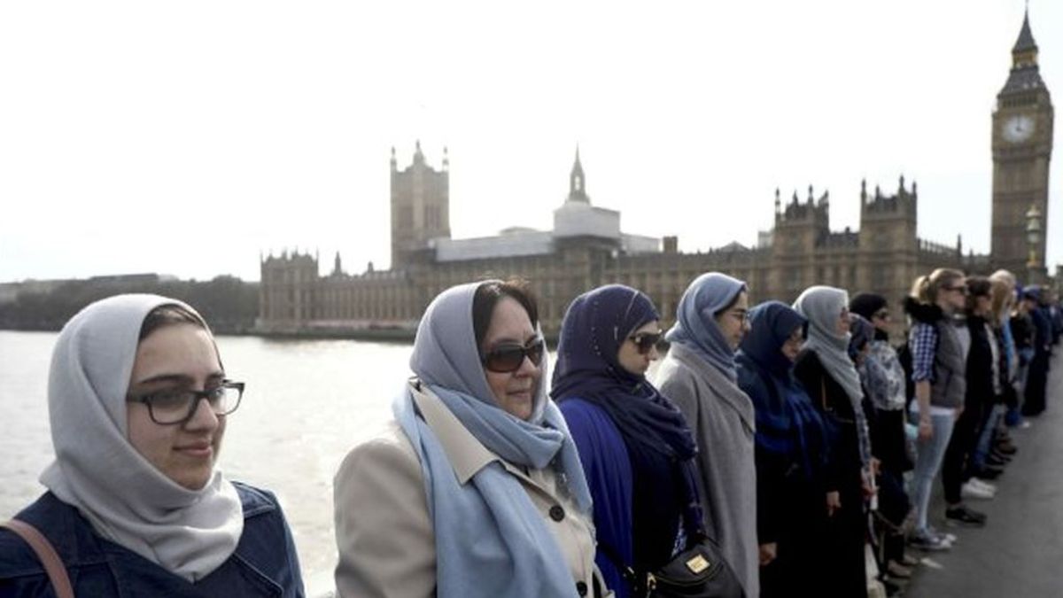Un centenar de mujeres forman una cadena humana por las víctimas de Londres
