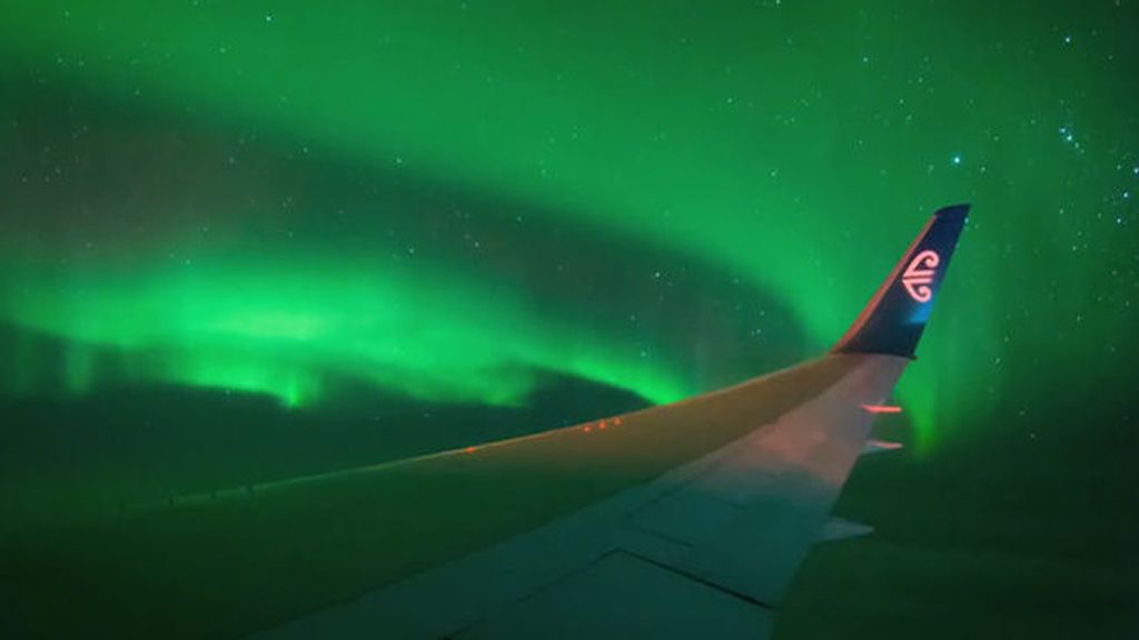 Espectacular aurora austral desde un avion