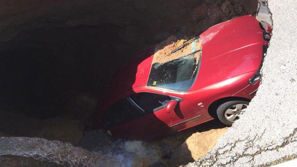Un coche queda atrapado en un enorme socavón de Viladecavalls