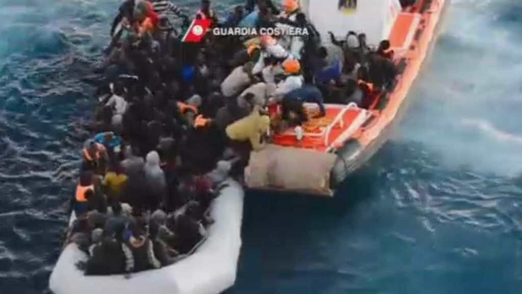 Un millar de personas, rescatadas intentando alcanzar la costa italiana