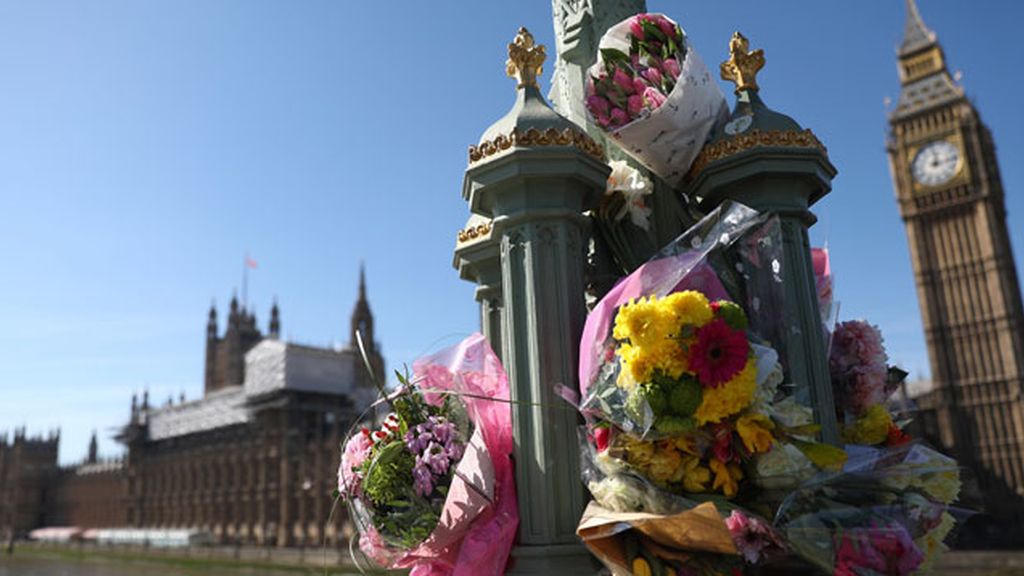 Homenajes improvisados para recordar a las víctimas del atentado de Westminster