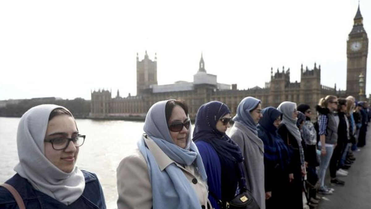 Un centenar de mujeres forman una cadena humana por las víctimas de Londres