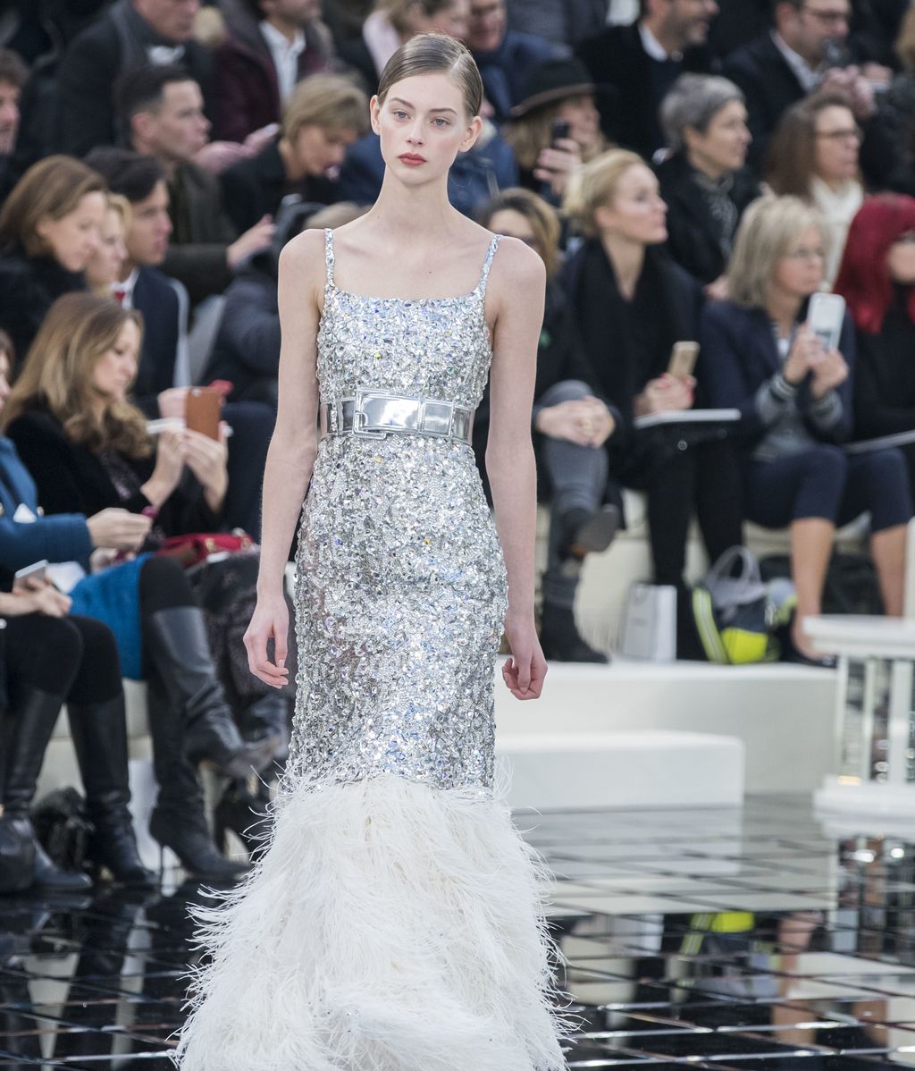 Vestido de paillettes y plumas de Chanel