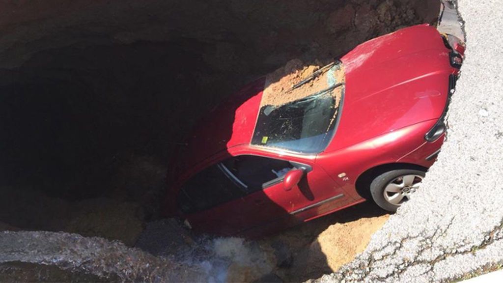 Un coche queda atrapado en un enorme socavón de Viladecavalls