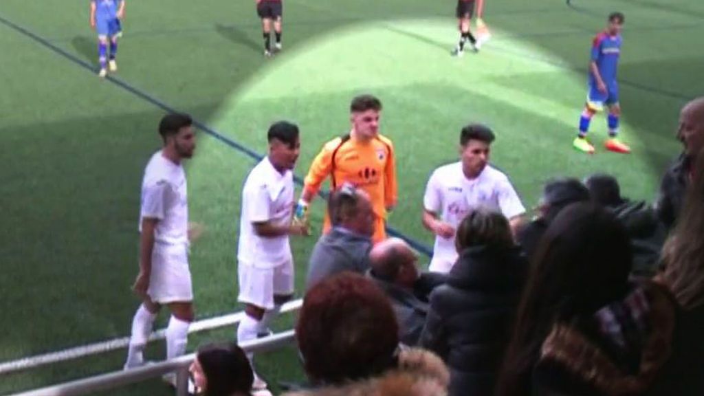 Nuevo escándalo en el fútbol base: jugadores y grada se pelean en un partido de juveniles Nuevo escándalo en el fútbol base: jugadores y grada se pelean en un partido de juveniles