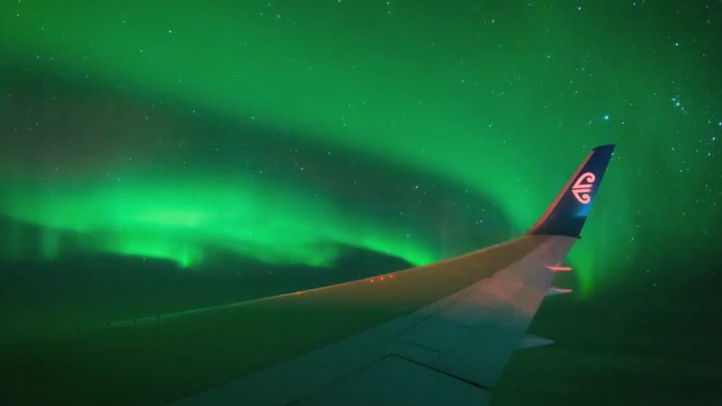 Espectacular aurora austral desde un avion