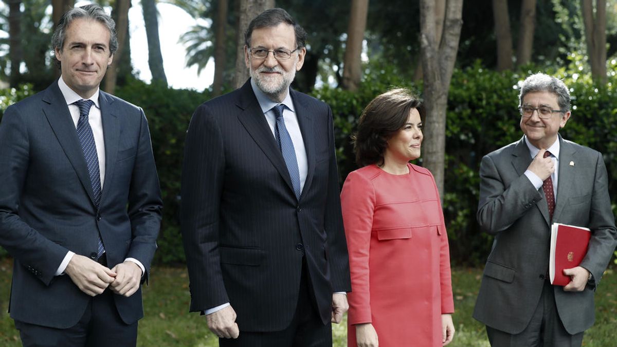 Mariano Rajoy, Soraya Sáenz de Santamaría, Íñigo de la Serna (i) y el delegado del Gobierno en Cataluña, Enric Millo (d)