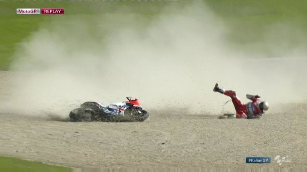 Andrea Dovizioso saluda a sus aficionados... ¡y destroza la Ducati en la siguiente curva!