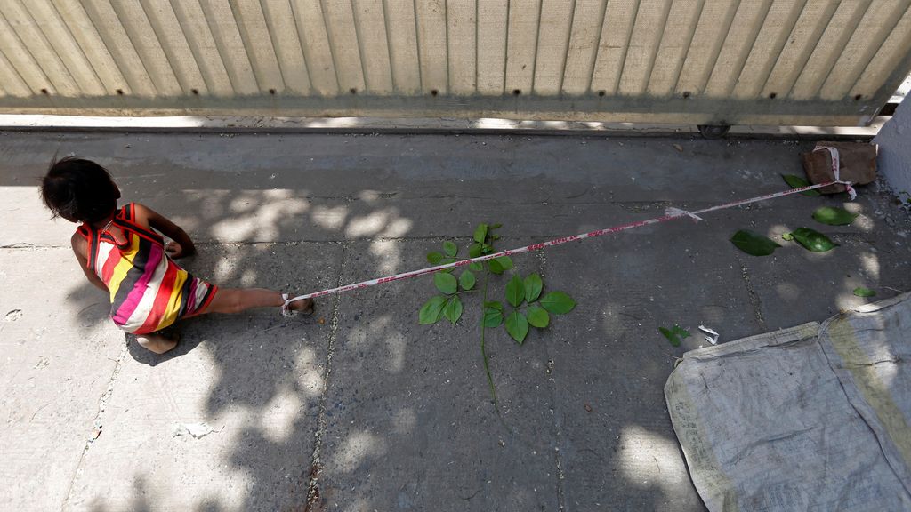 Con 15 meses de edad se pasa el día atada a una piedra